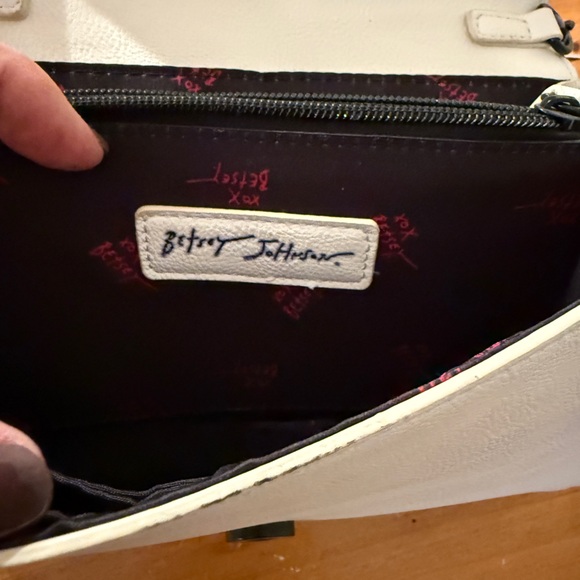 Betsey Johnson White Faux Leather Crossbody Bag with Black Skull Studs. - Picture 6 of 16